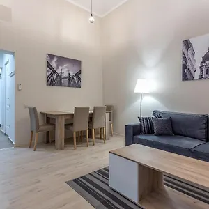 Goldcentral Akacfa Appartement