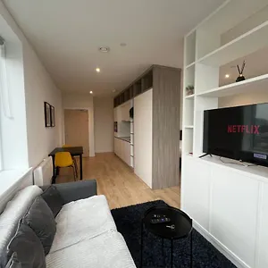 London Heathrow Airport Voyager House Terminal 12345 - Ev Electric And Parking Available Apartment Hillingdon